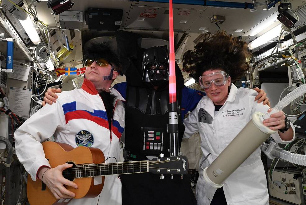 halloween_on_iss_exp_57
