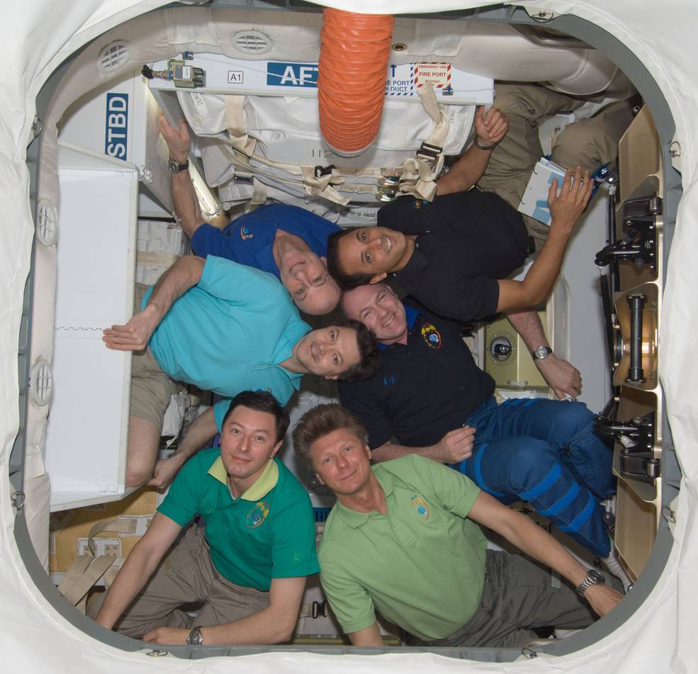 iss20_hhm_acaba_exp_31_crew_posing_in_dragon