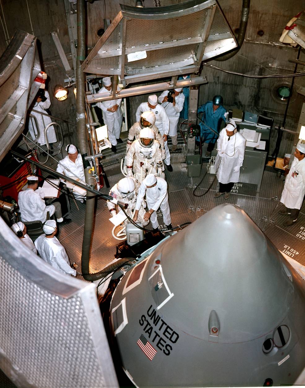 crew_waiting_to_enter_cm_for_alt_chamber_test_at_ksc-10.18.66