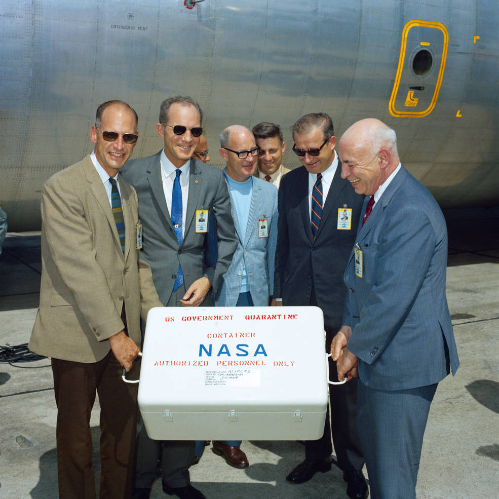 gilruth_apollo_11_offloading_first_moon_rocks_ellington_jul_25_1969