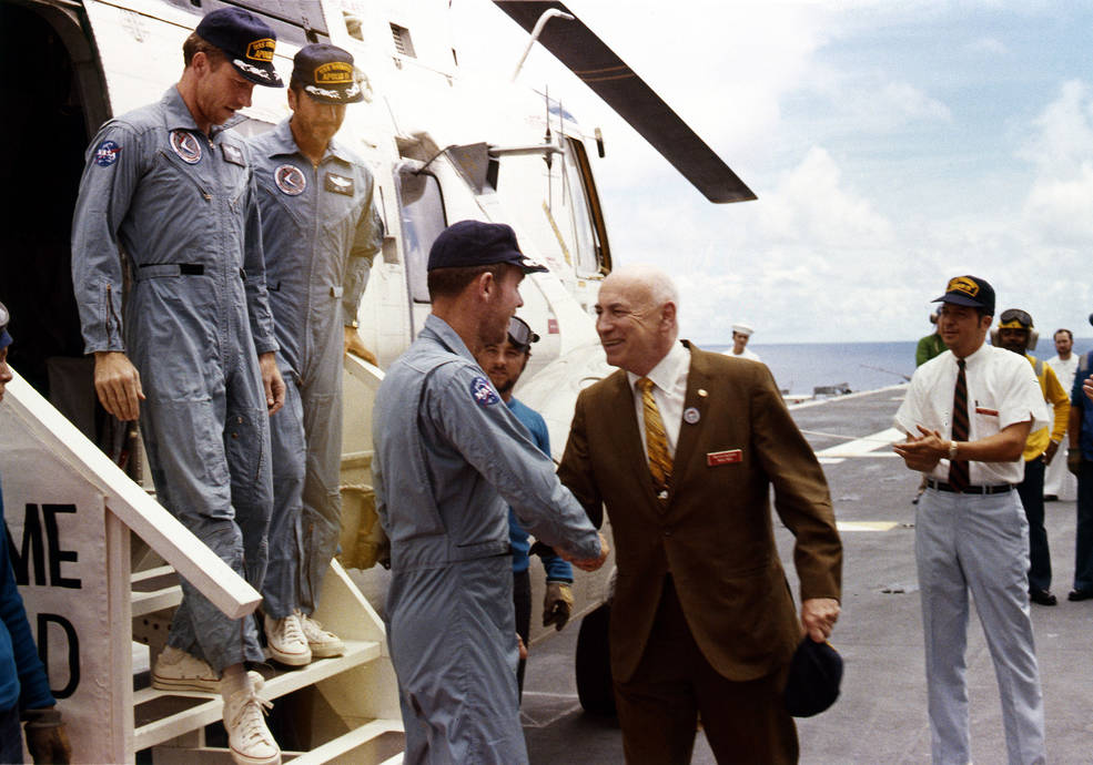 gilruth_at_apollo_15_splashdown