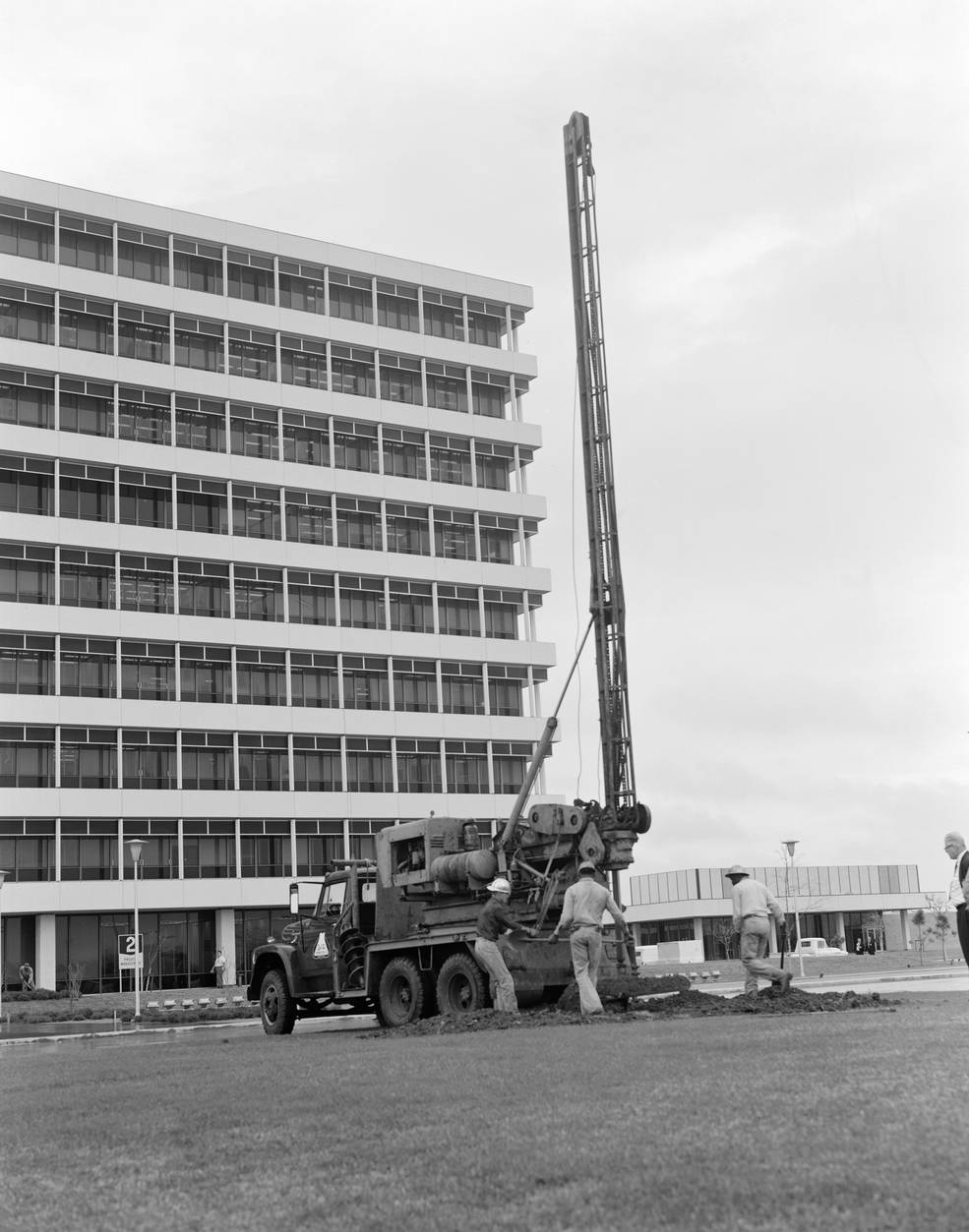 flagpole_digging_1965