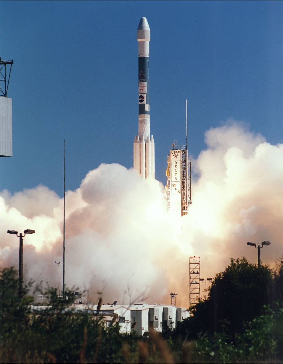 delta_ii_7925_launches_with_mars_global_surveyor