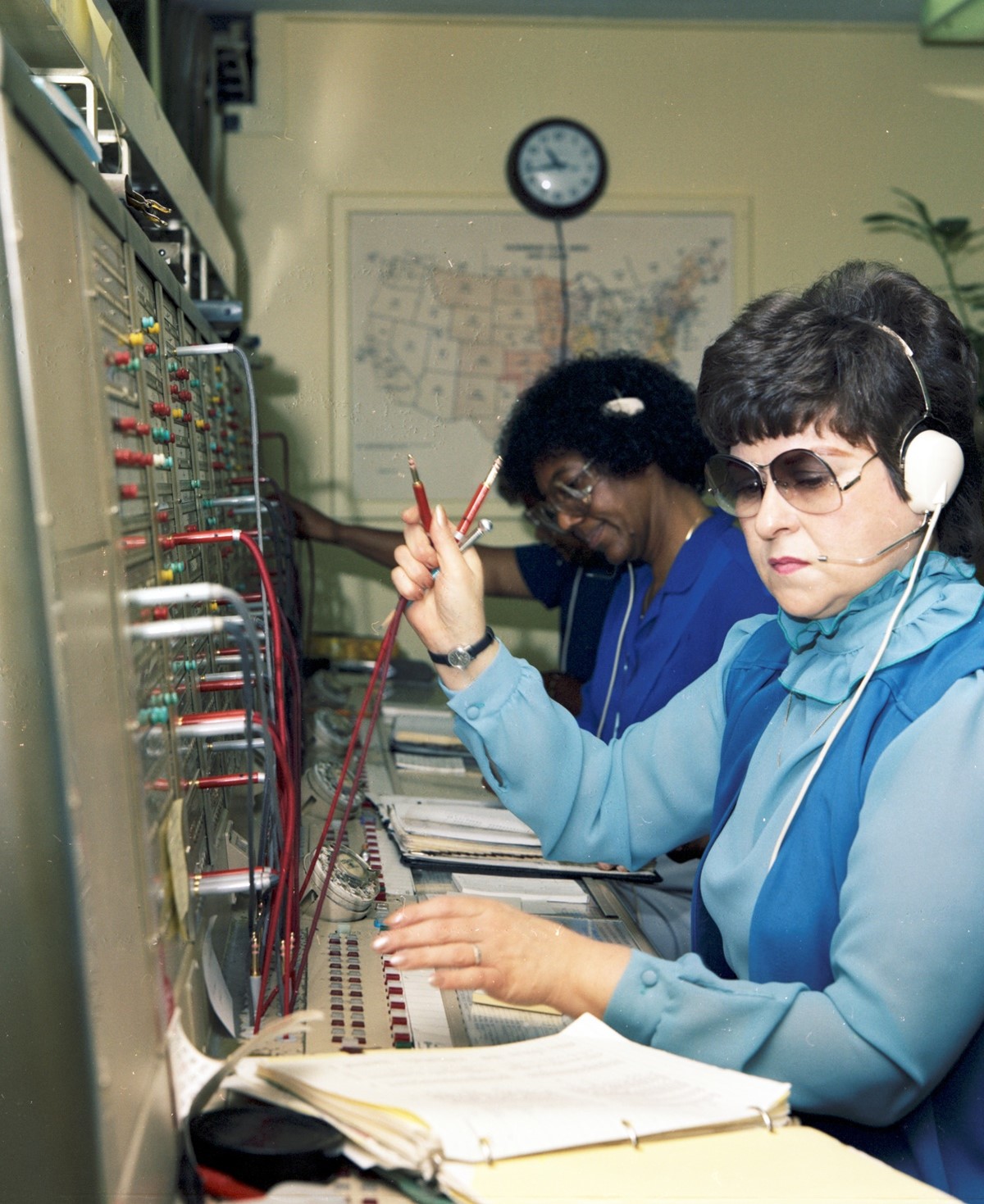 d center operators transfer telephone calls in 1983.