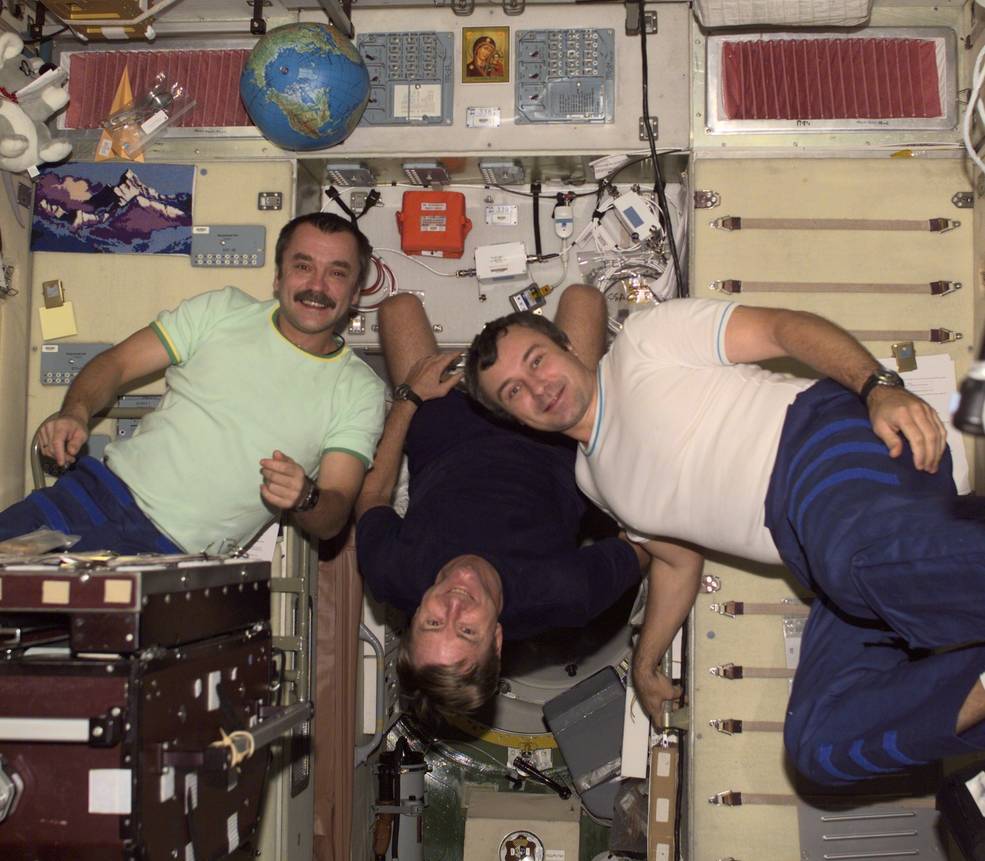 exp_3_crew_in_zvezda_sep_9_2001