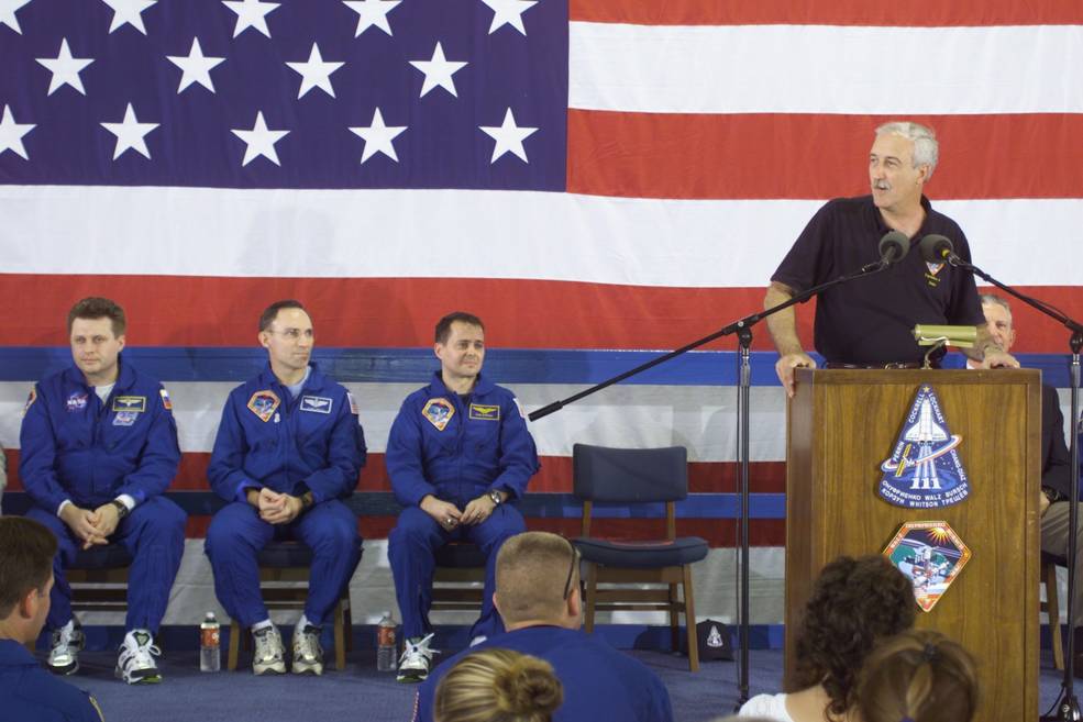 exp_4_sts_111_welcome_home_ellington_jun_21_2002