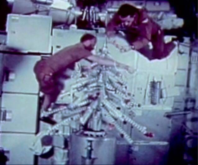 skylab_4_crew_trimming_christmas_tree