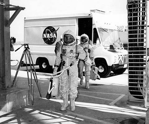 apollo_1_fire_crew_arrive_at_pad_for_test_jan_27_1967