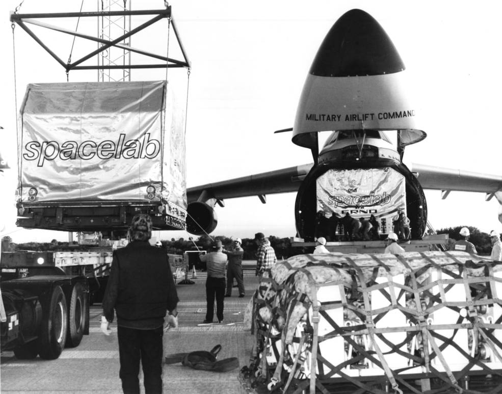 spacelab_delivery_at_ksc_december_1981_pillars_esa