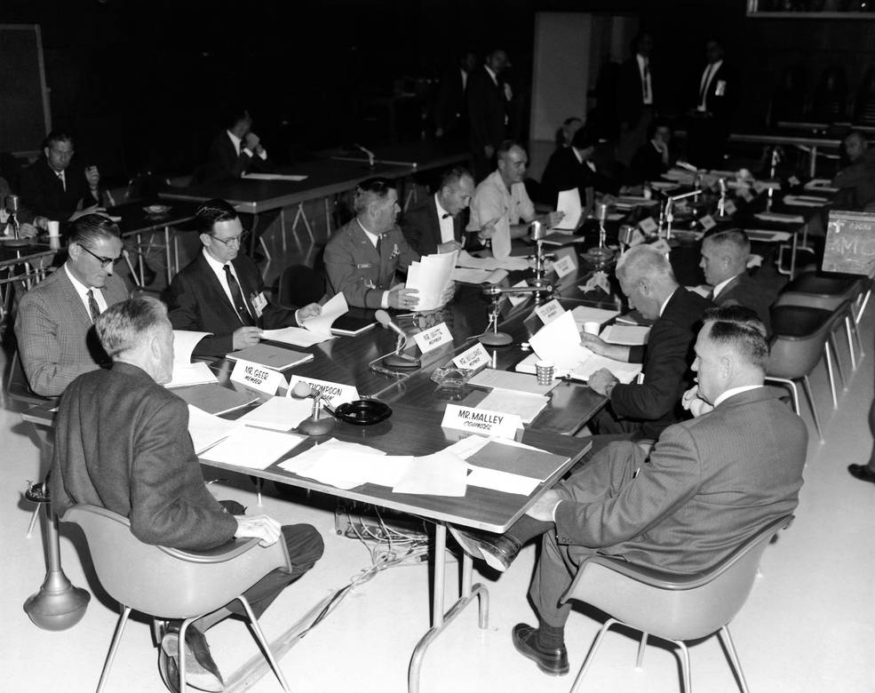 apollo_204_review_board_daily_meeting_in_wash_dc-4.9.67