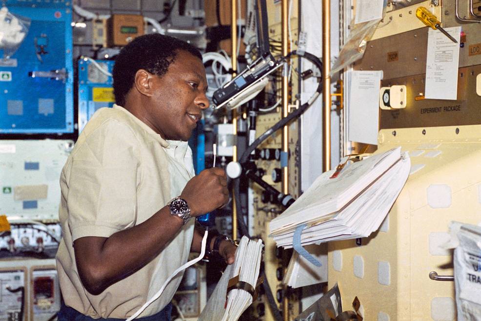 bhm_anderson_sts-107_working_on_combustion_module-2_in_shrm