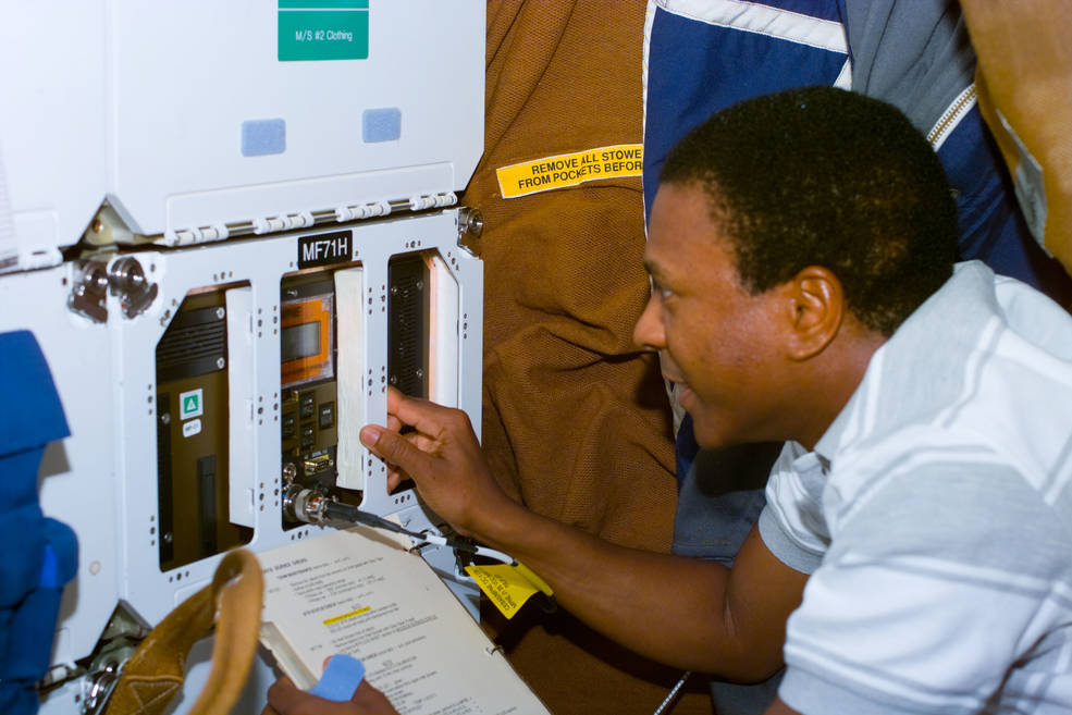bhm_anderson_sts-89_working_microgravity_plant_nutrient_experiment_in_middeck