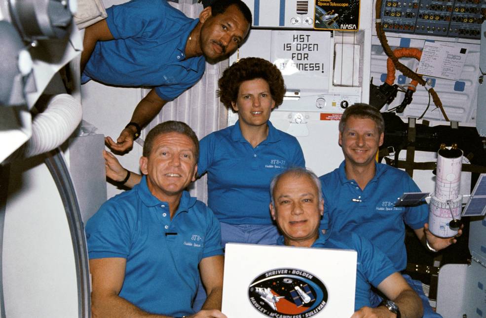 bhm_bolden_sts-31_inflight_crew_photo