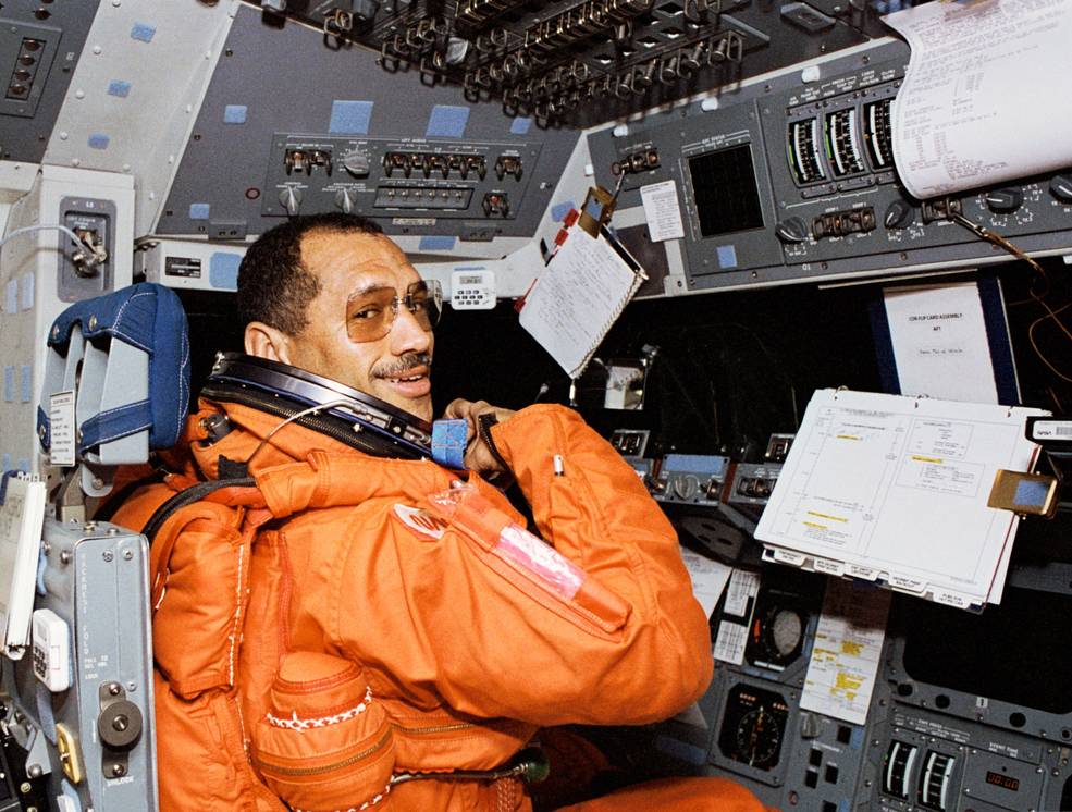 bhm_bolden_sts-60_in_cdr_seat_prep_for_entry