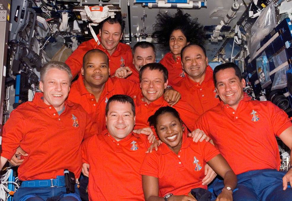 bhm_higginbotham_sts-116_inflight_joint_crew_photo