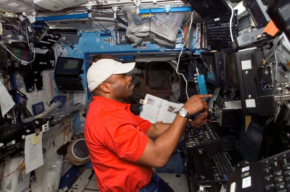 bhm_melvin_sts-122_working