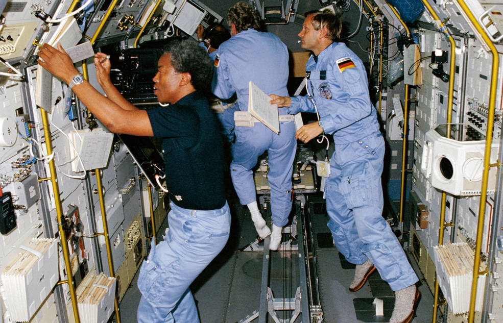 bluford_sts-61a_working_in_spacelab