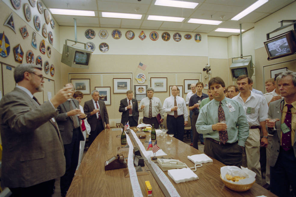 huntoon_sts_71_mcc_celebration_jul_1995