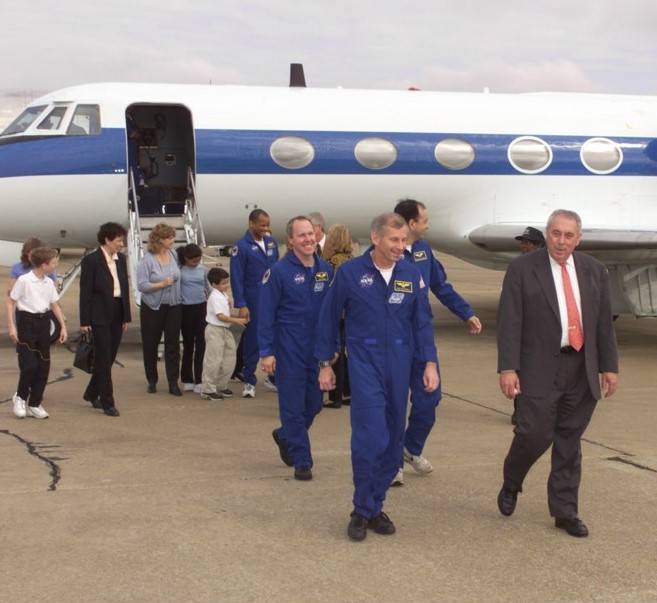 abbey_sts-98_ellington_welcome_home_feb_22_2001