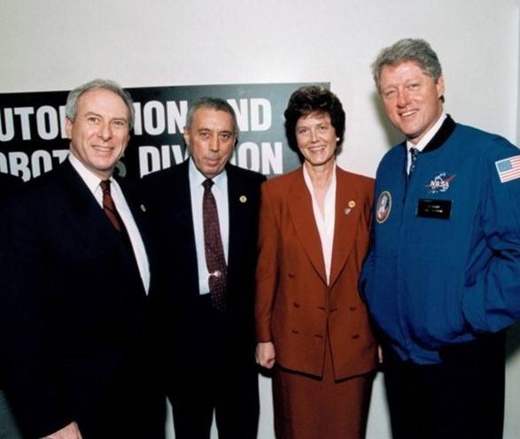 huntoon_clinton_visit_jsc_feb_4_1994