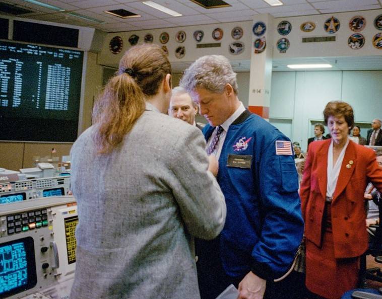 huntoon_clinton_visit_mcc_sts-60_feb_4_1994