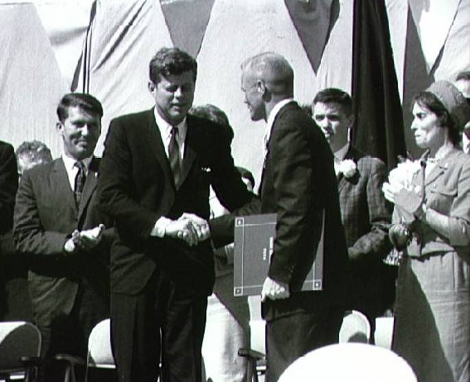 jfk_giving_glenn_medal