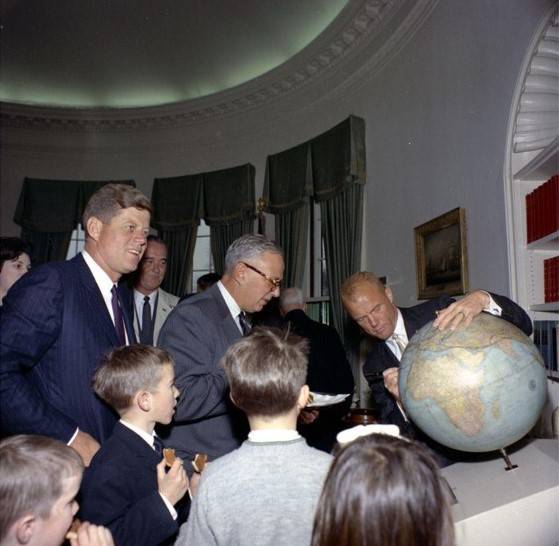 glenn_at_white_house_w_jfk_and_globe_feb_26_1972_jfk_library