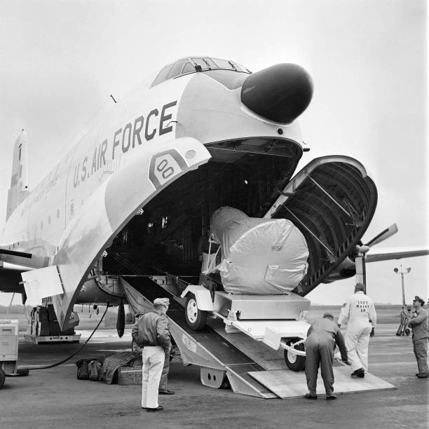 capsule_unloading_in_paris_may_18_1962