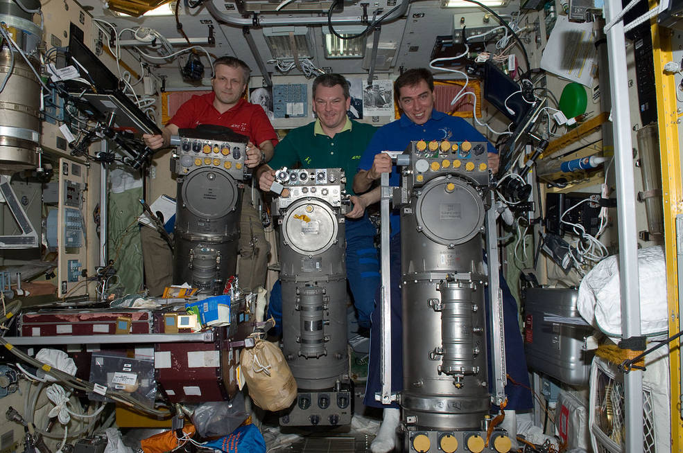 three_elektrons_on_iss_exp_28_1280px-8_july_2011_elektron