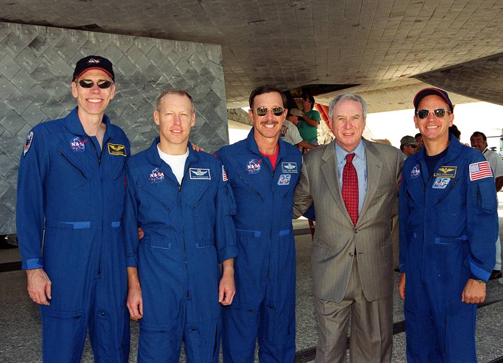 goldin_ksc_w_sts_105_crew_aug_21_2001