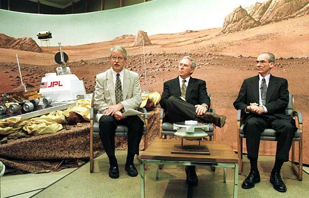 goldin_w_huntress_stone_at_jpl_pathfinder_landing_jul_3_1997