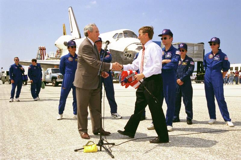 goldin_sts_91_landing_ksc_w_culbertson_and_crew_jun_12_1998