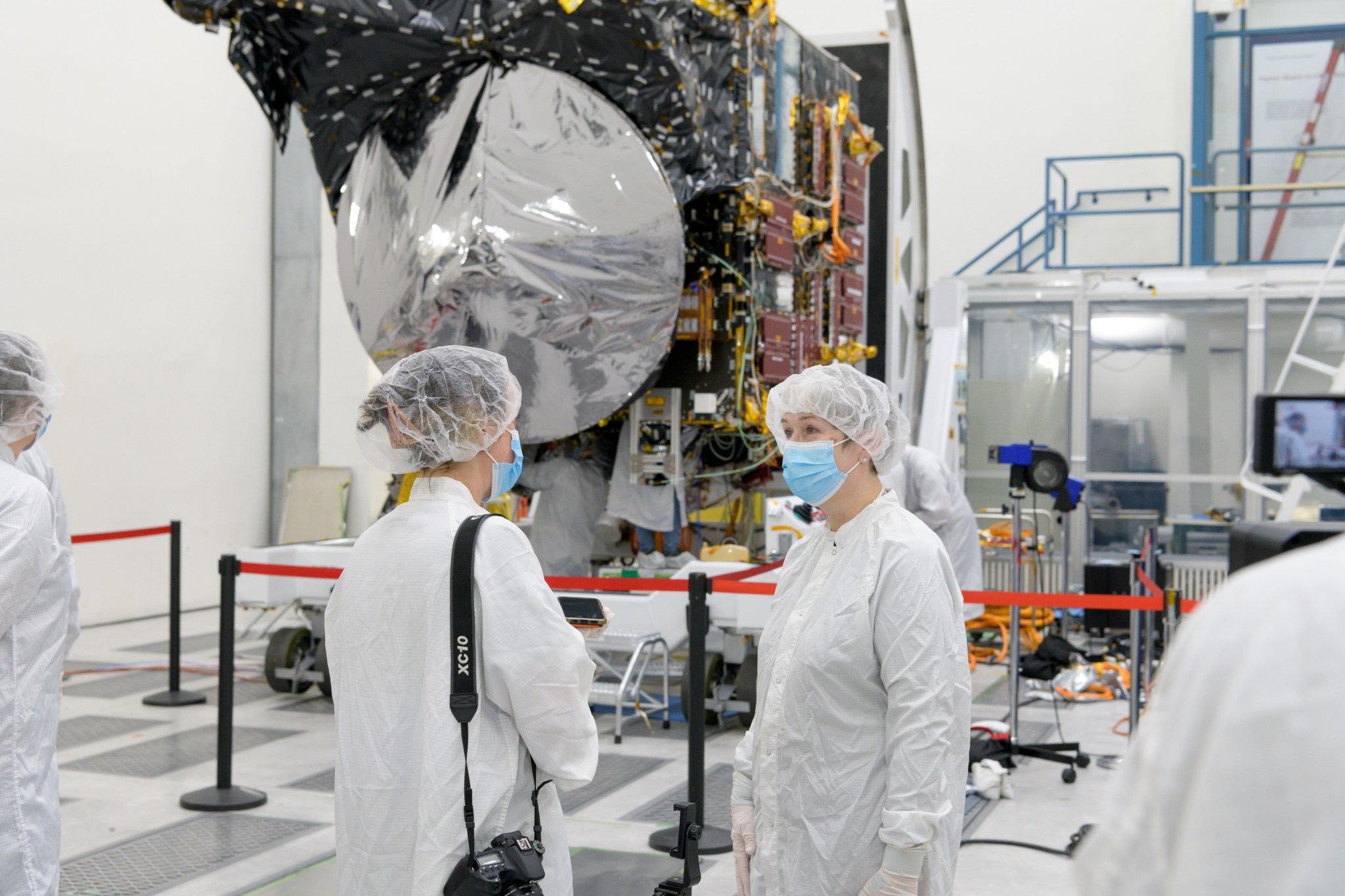 A member of the media interviews Lindy Elkins-Tanton, the principal investigator of NASA’s Psyche mission, in front of the spacecraft on April 11, 2022, inside a clean room at JPL.