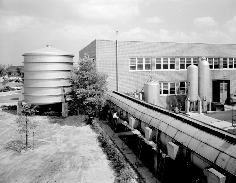Exterior view of Building 1229 in 1951. The vertical structure to the left of the facility is the Low-Pressure Tank.