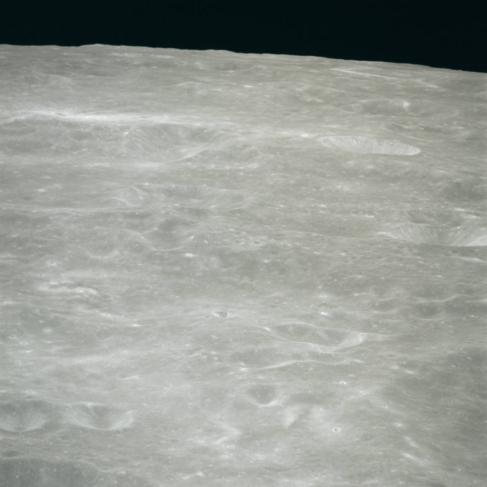 apollo_16_landing_saenger_crater