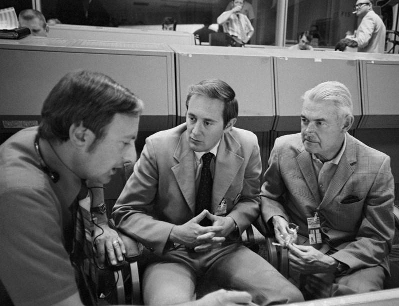 apollo_16_landing_bill_and_dr_claiborne_in_mcc_w_zieglschmid_apr_23_1972