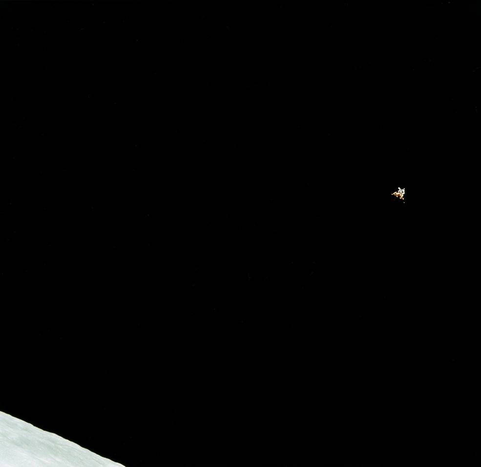 apollo_16_landing_orion_distant_from_cm