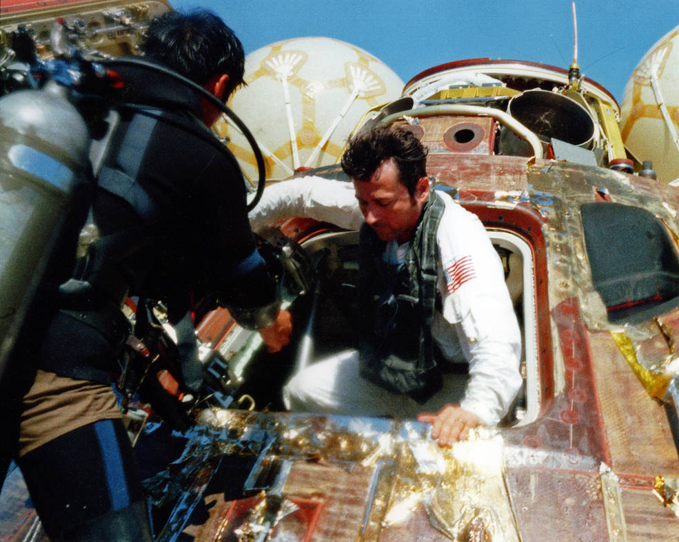 apollo_16_splashdown