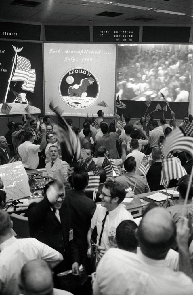 NASA, Mission Control Veterans Dedicate Benches of Honor