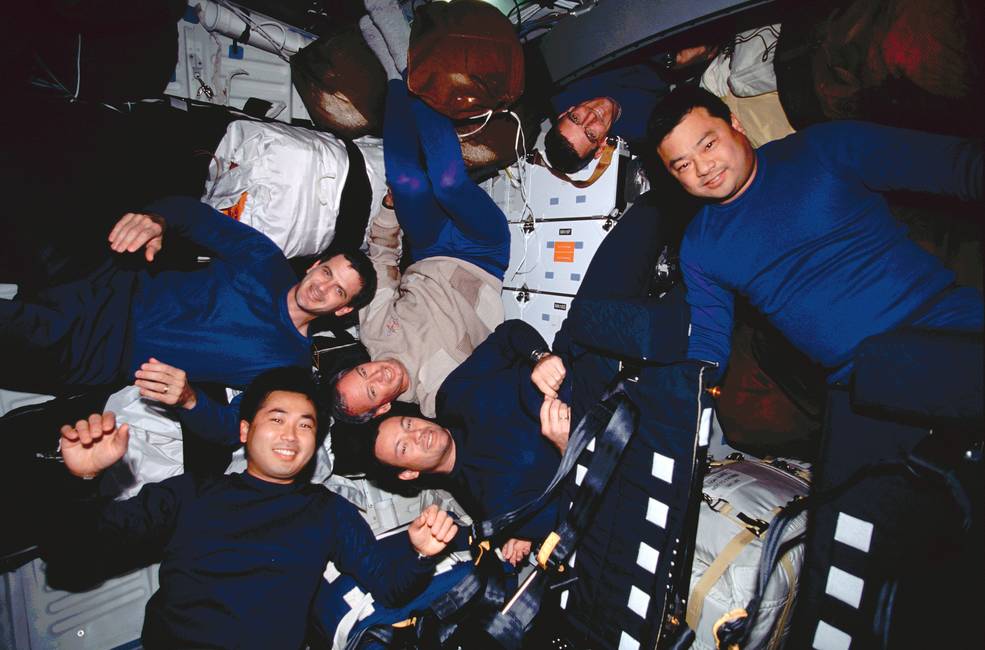 aapi_2021_15_chiao_and_sts_92_crew_in_middeck_deorbit_prep
