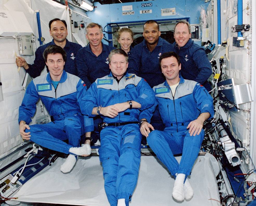 aapi_2021_25_polansky_and_sts_98_crew_and_exp_1_crew_posing_inside_newly_installed_destiny