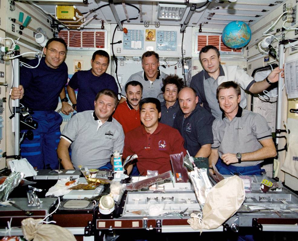 aapi_2021_34_tani_w_sts_108_exp_3_and_exp_4_crews_mealtime_in_zvezda