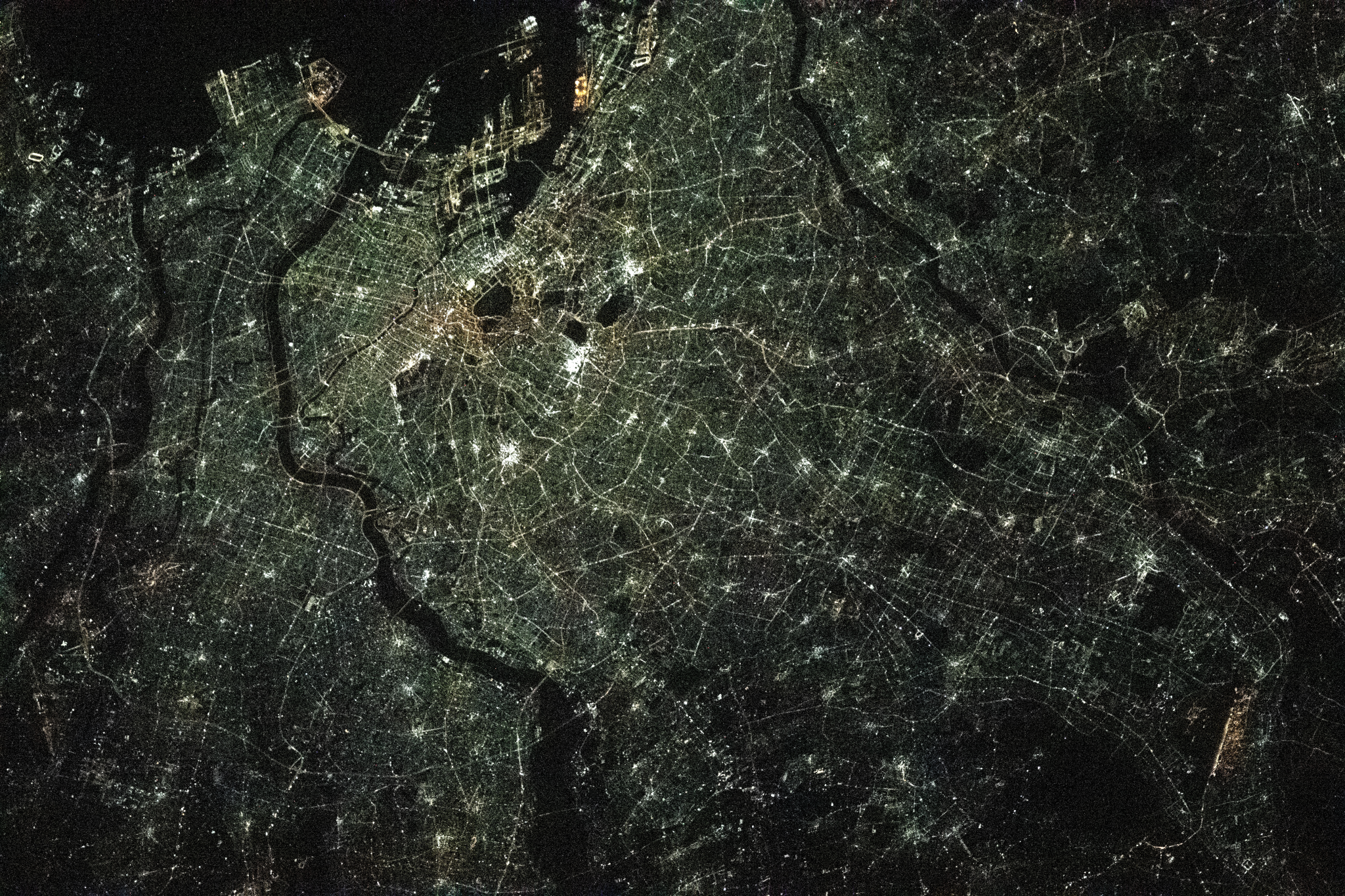 image of the city of Tokyo at night
