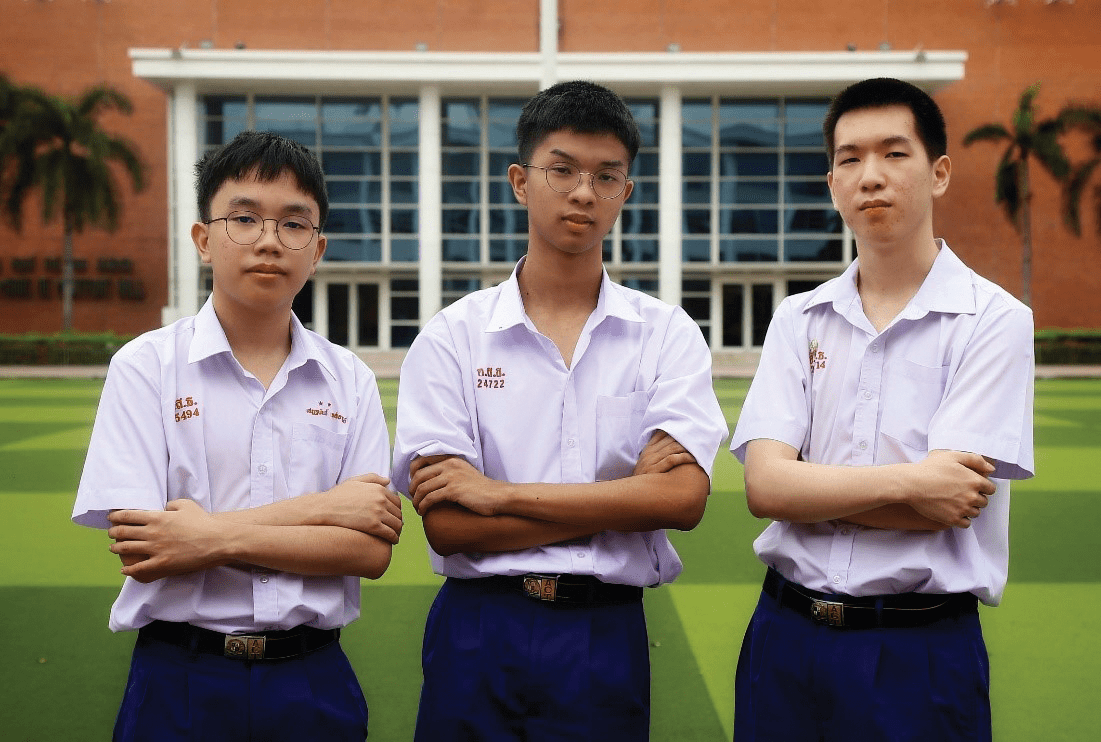 image of students who won the robotics challenge