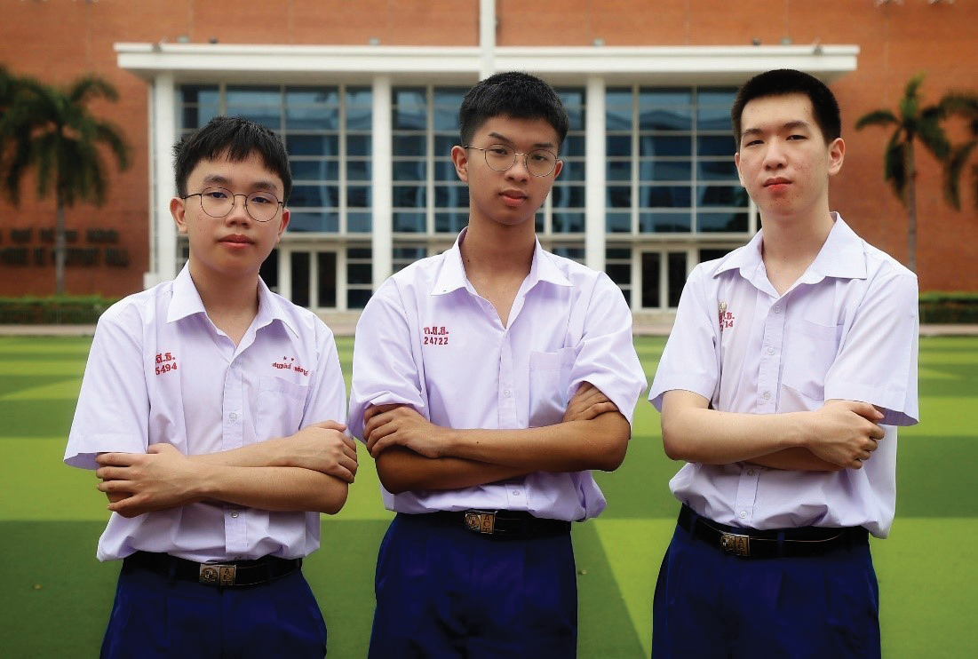 image of students who won the robotics challenge