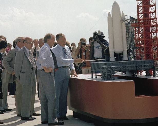 frosch_w_carter_and_ksc_direcrtor_lee_r_sherer_on_sts_status_oct_1_1978