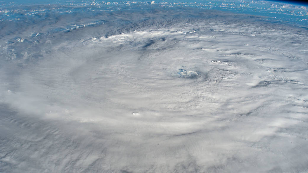 El huracán Larry arremolinándose en el Océano Atlántico el 7 de septiembre de 2021, en una fotografía tomada desde la Estación Espacial Internacional.