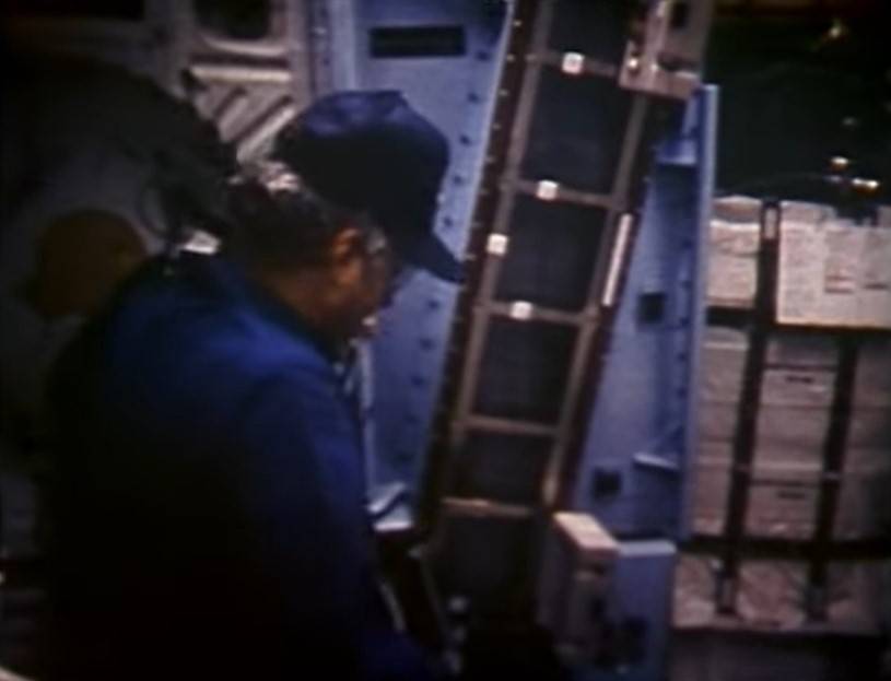 sts_4_hartsfield_working_on_cfes_2