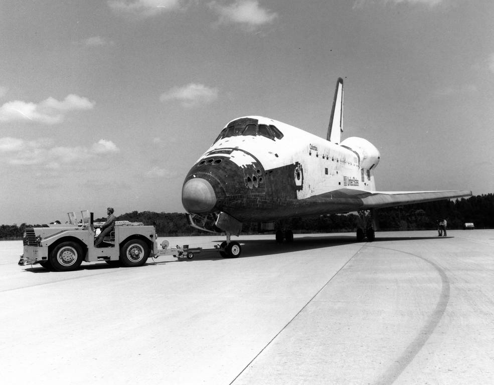 columbia_arr_at_ksc_after_sts_3