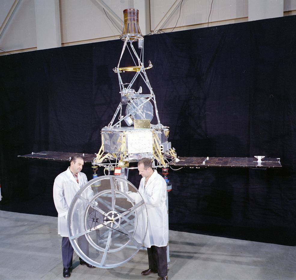 mainrer_1_in_jpl_spacecraft_assembly_facility_may_2_1962